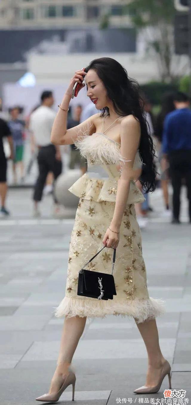 【就爱时尚】吊带黄色绒边裙配高跟鞋，身材太完美了，尽显淑女范！