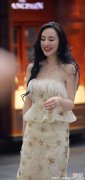 【就爱时尚】吊带黄色绒边裙配高跟鞋，身材太完美了，尽显淑女范！