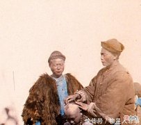 【爱历史】外国人拍的晚清彩照外国人拉着清人的辫子羞辱，美丽的贵妇！