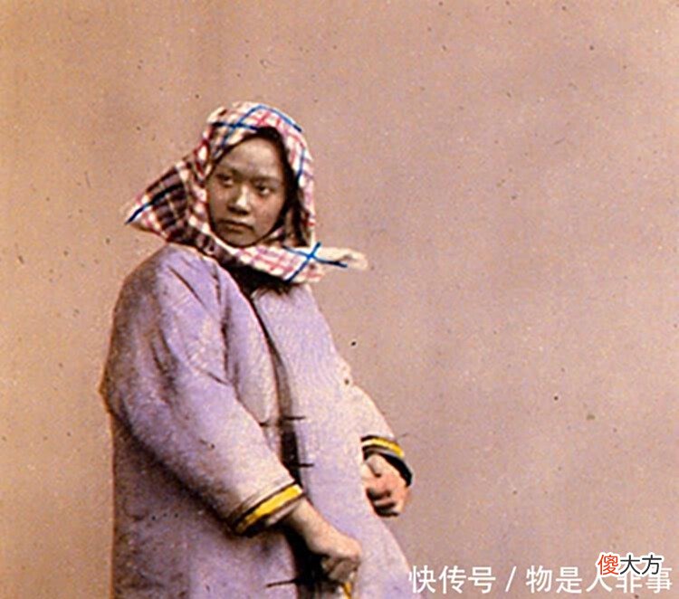 【爱历史】外国人拍的晚清彩照外国人拉着清人的辫子羞辱，美丽的贵妇！