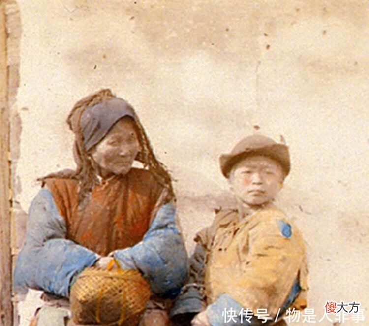 【爱历史】外国人拍的晚清彩照外国人拉着清人的辫子羞辱，美丽的贵妇！