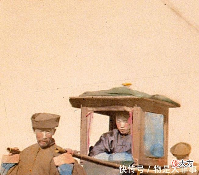 【爱历史】外国人拍的晚清彩照外国人拉着清人的辫子羞辱，美丽的贵妇！