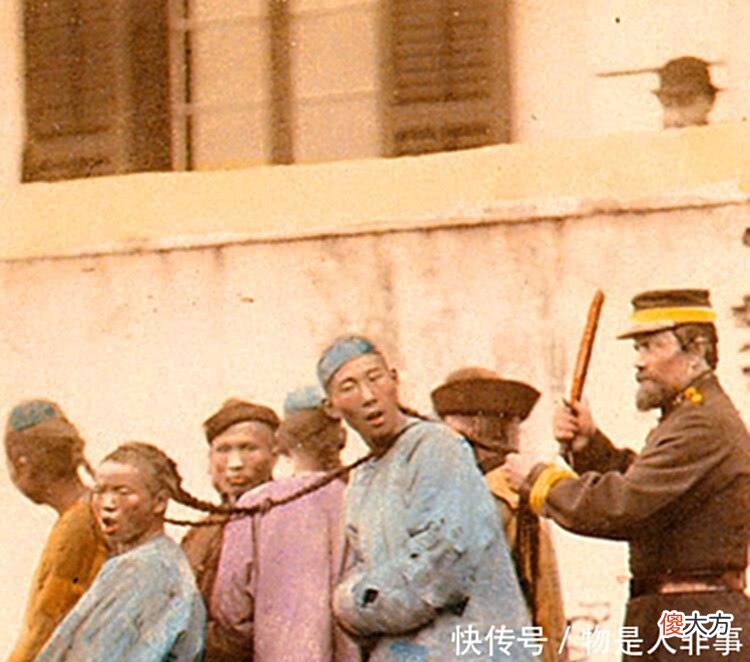 【爱历史】外国人拍的晚清彩照外国人拉着清人的辫子羞辱，美丽的贵妇！