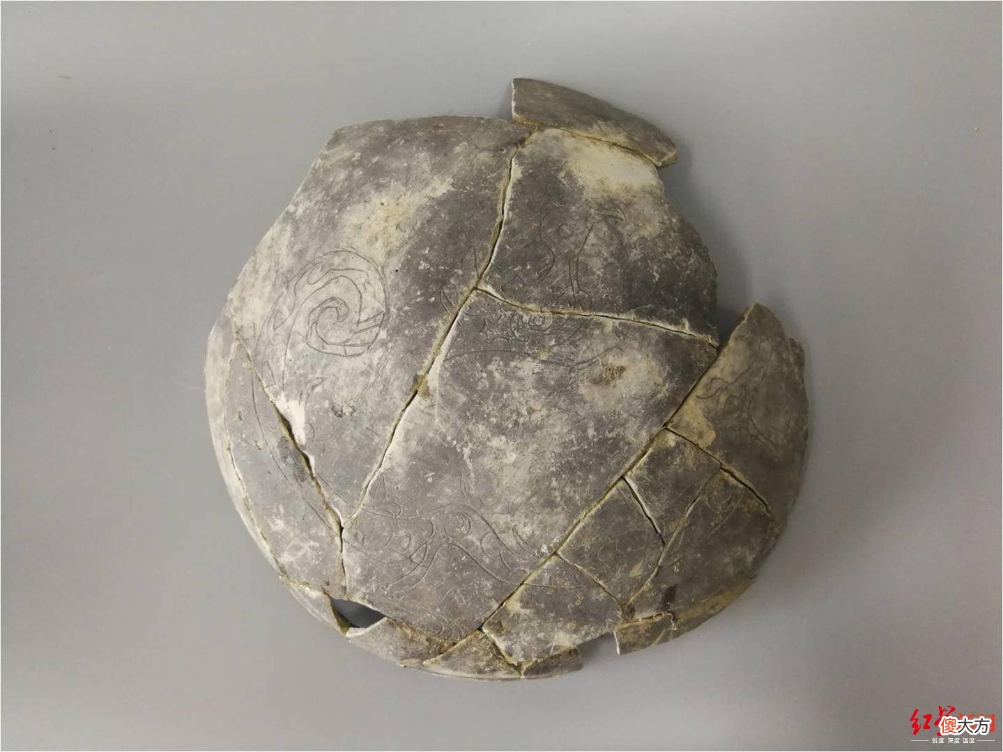 识读4500年伊拉克金器上的中文字，解密三星堆“牛人”和“羊人”