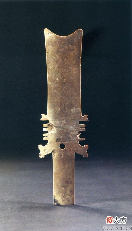 识读4500年伊拉克金器上的中文字，解密三星堆“牛人”和“羊人”