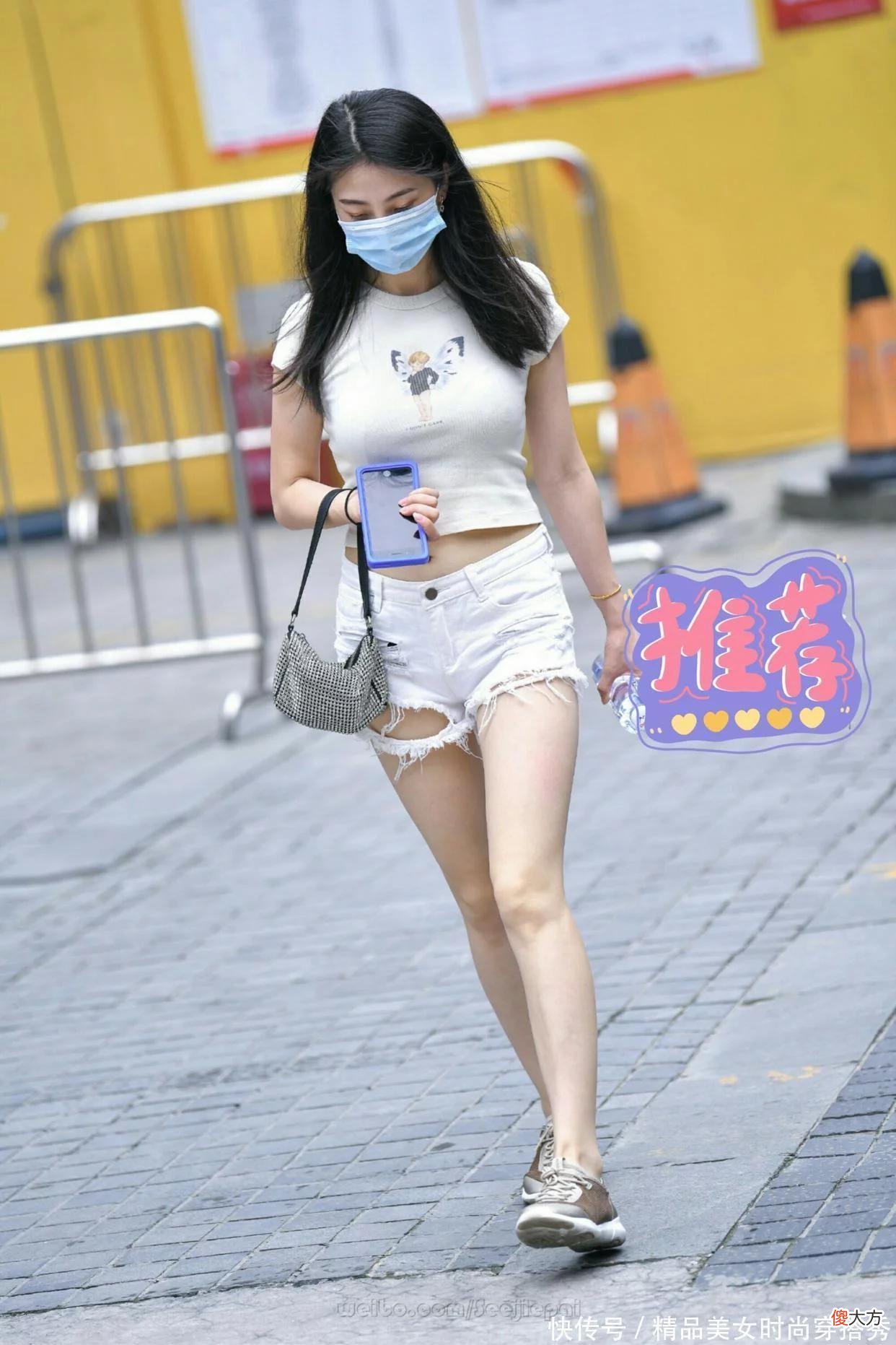 【时尚一点】白色短袖T恤衫搭配白色毛边短裤比较显腿长