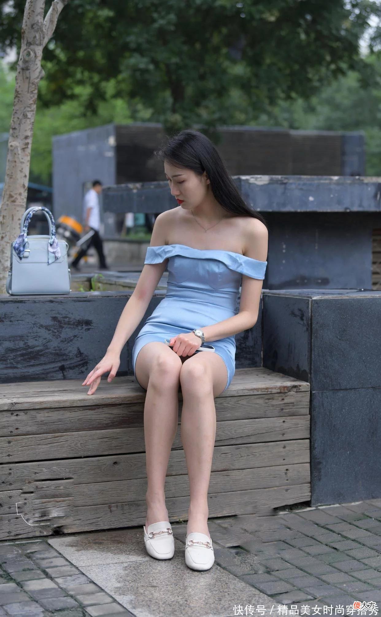 【时尚一点】一袭天蓝色抹胸裙搭配白色拖鞋，不仅提亮肤色显白，而且轻松营造大长腿氛围感。