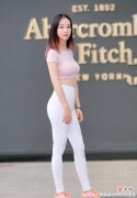 【时尚一点】简洁好搭的瑜伽裤让时尚美女非常喜爱，穿出成熟的美感