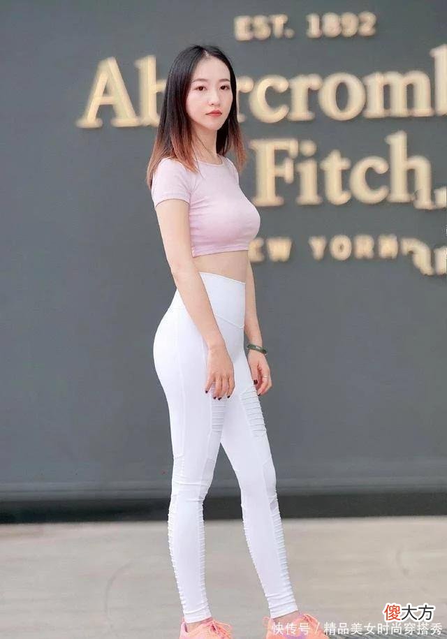 【时尚一点】简洁好搭的瑜伽裤让时尚美女非常喜爱，穿出成熟的美感