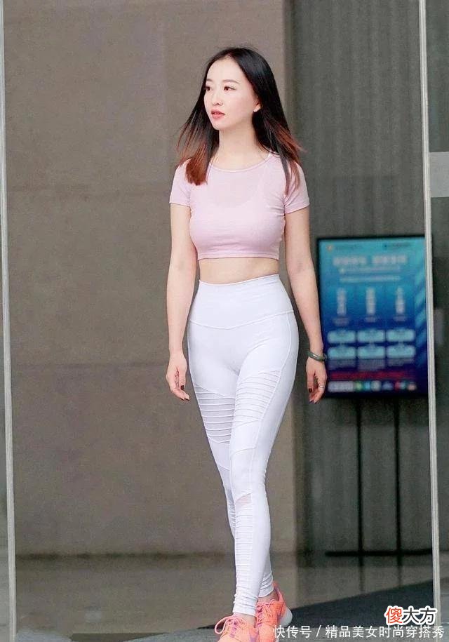 【时尚一点】简洁好搭的瑜伽裤让时尚美女非常喜爱，穿出成熟的美感