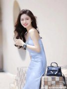 【时尚一点】喜欢她微微的卷发和浅浅的笑容，一双充满灵气的眼睛，很活泼，带着稚气，会