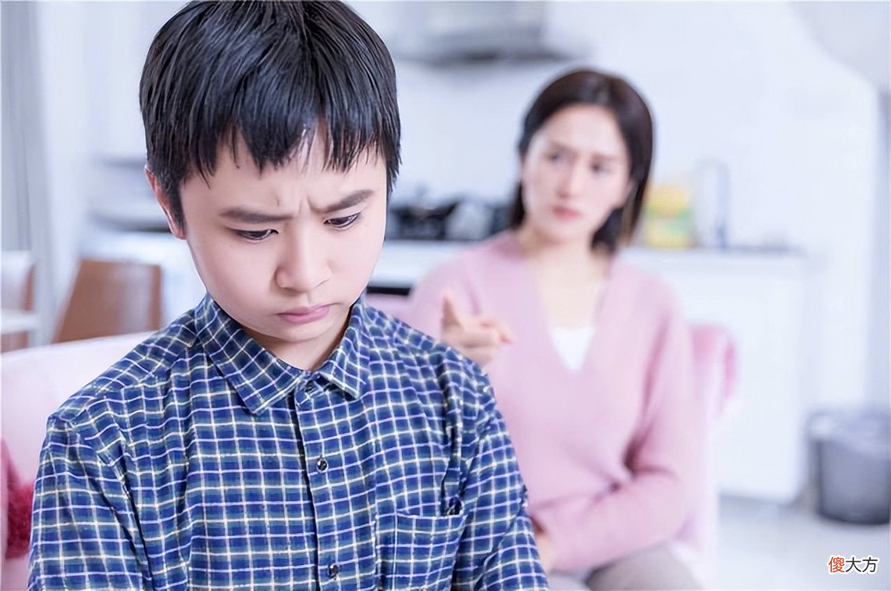 青春期孩子的几种行为，看似不起眼实则需要帮助，父母别不在意