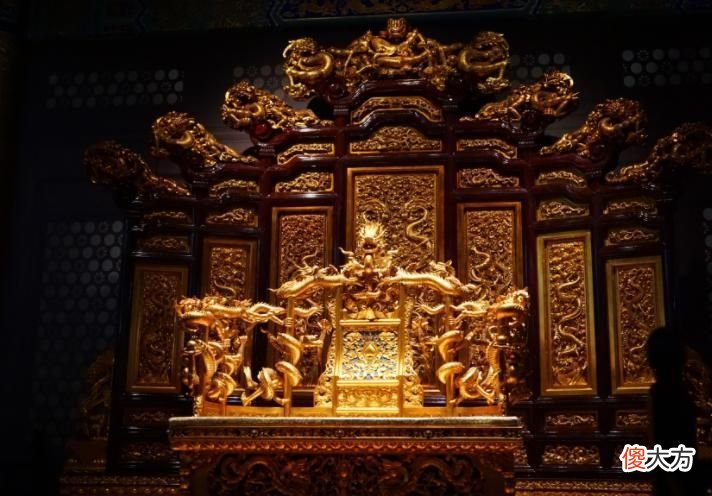 【历史故事】古代皇帝执政，为何总会依靠外戚和宦官？近支宗室为何不受重视？