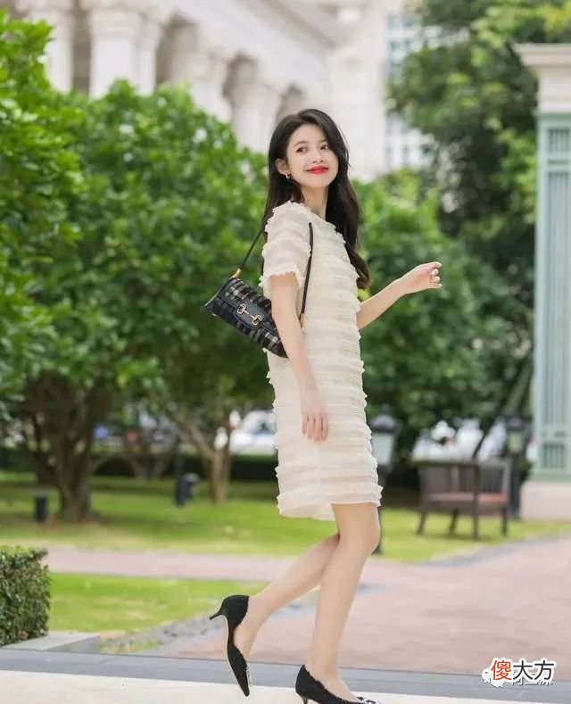 【就爱时尚】夏季穿搭要有精致感，可以选择合适的连衣裙，温柔又有女人味