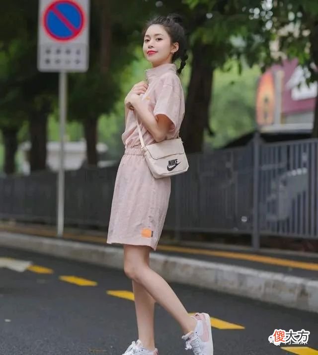 【就爱时尚】夏季穿搭要有精致感，可以选择合适的连衣裙，温柔又有女人味