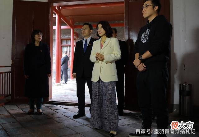 【时尚一点】老年穿搭还得看董明珠!67岁穿衣简约大方,状态好的让人羡慕