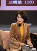 【时尚一点】老年穿搭还得看董明珠！67岁穿衣简约大方，状态好的让人羡慕