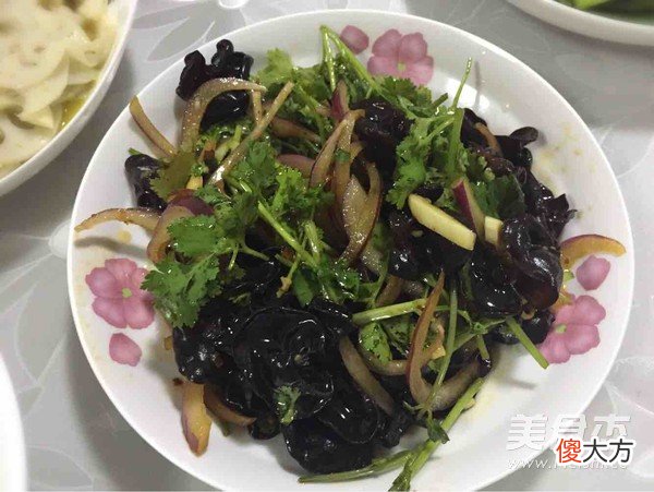 凉拌黑木耳夏日必备的凉菜 黑木耳怎么做凉拌菜