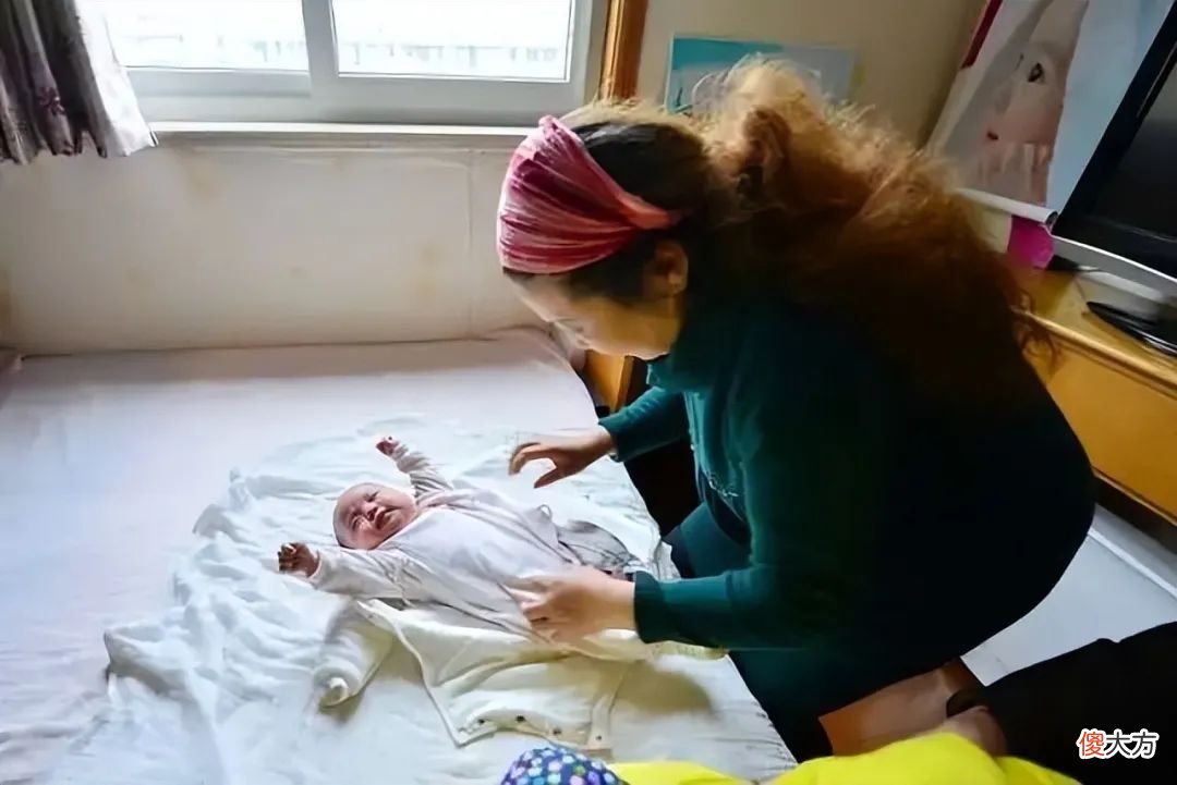 孩子一睡觉就满头大汗，别总以为是缺钙，父母学会5招，娃睡得好