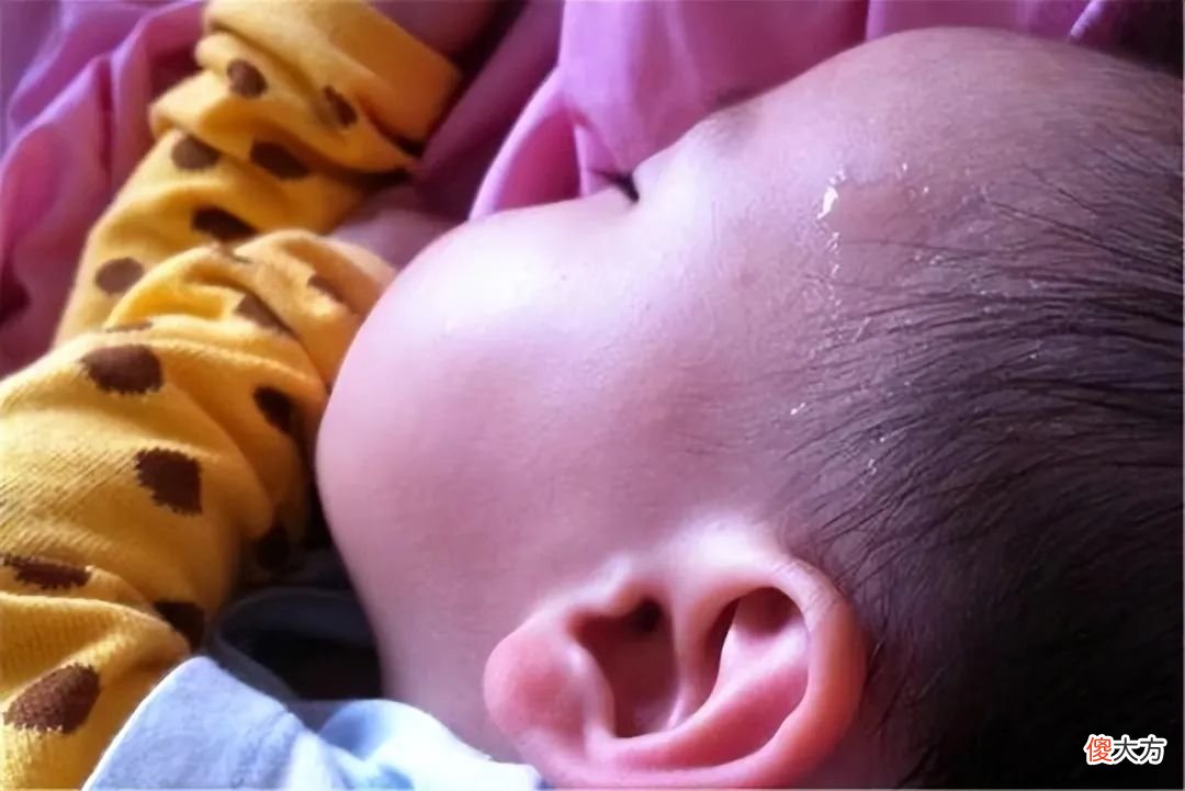 孩子一睡觉就满头大汗，别总以为是缺钙，父母学会5招，娃睡得好
