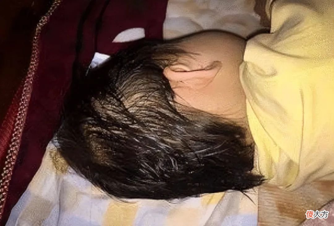 孩子一睡觉就满头大汗，别总以为是缺钙，父母学会5招，娃睡得好
