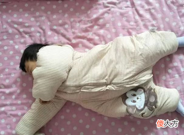 孩子一睡觉就满头大汗，别总以为是缺钙，父母学会5招，娃睡得好