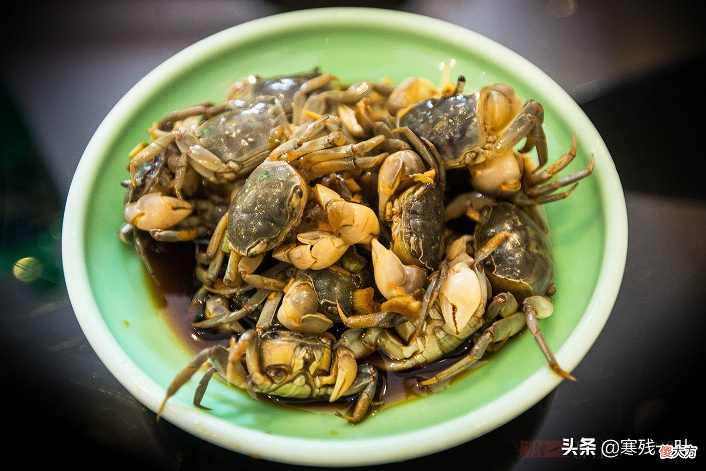 浙江慈溪朋友请我吃海鲜大餐，上来一盘臭臭的菜，我犹豫不敢下筷