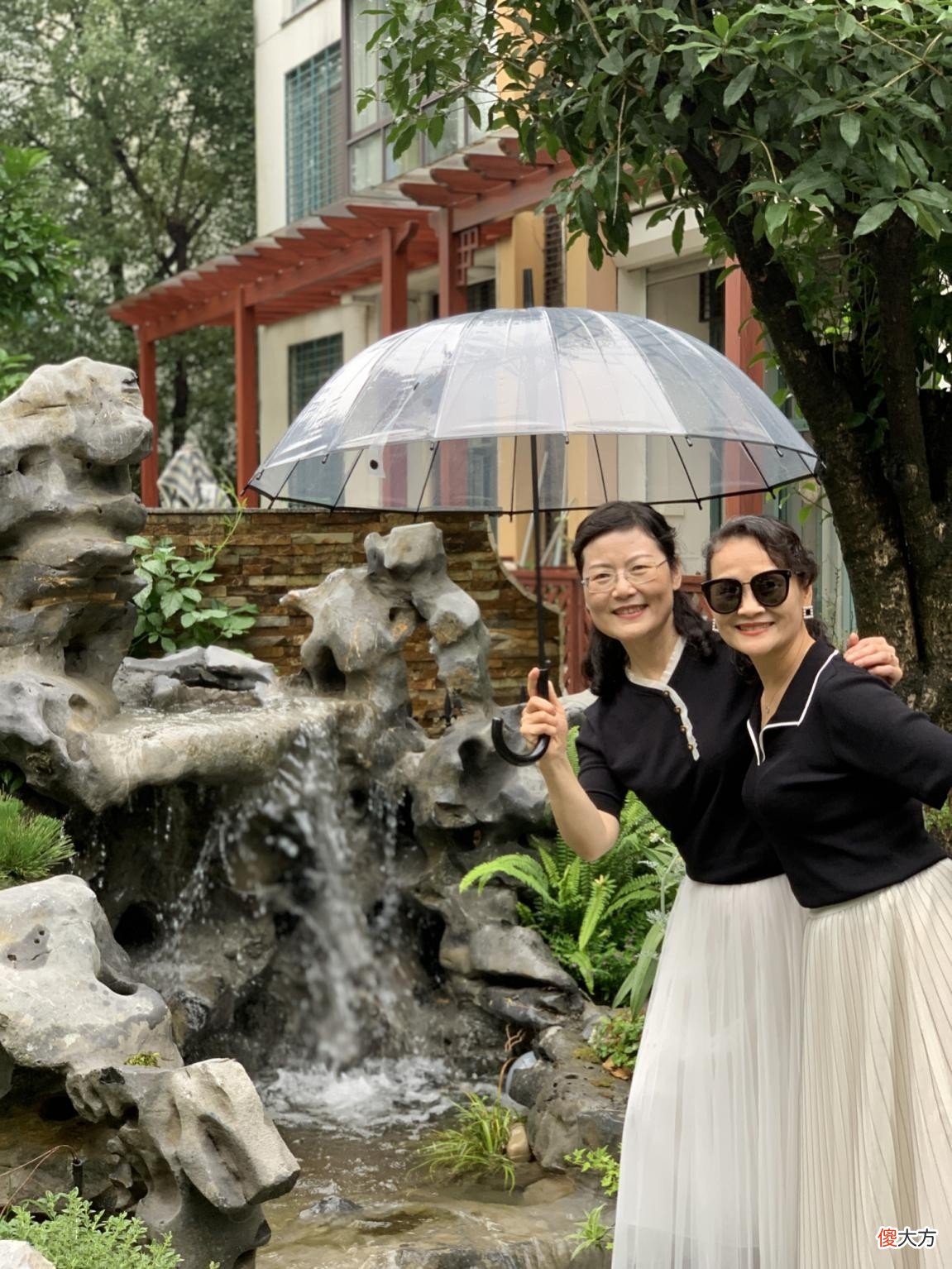 【时尚一点】年过50岁美得优雅,两位中年妈妈靠穿成赢家,这才是岁月不败美人