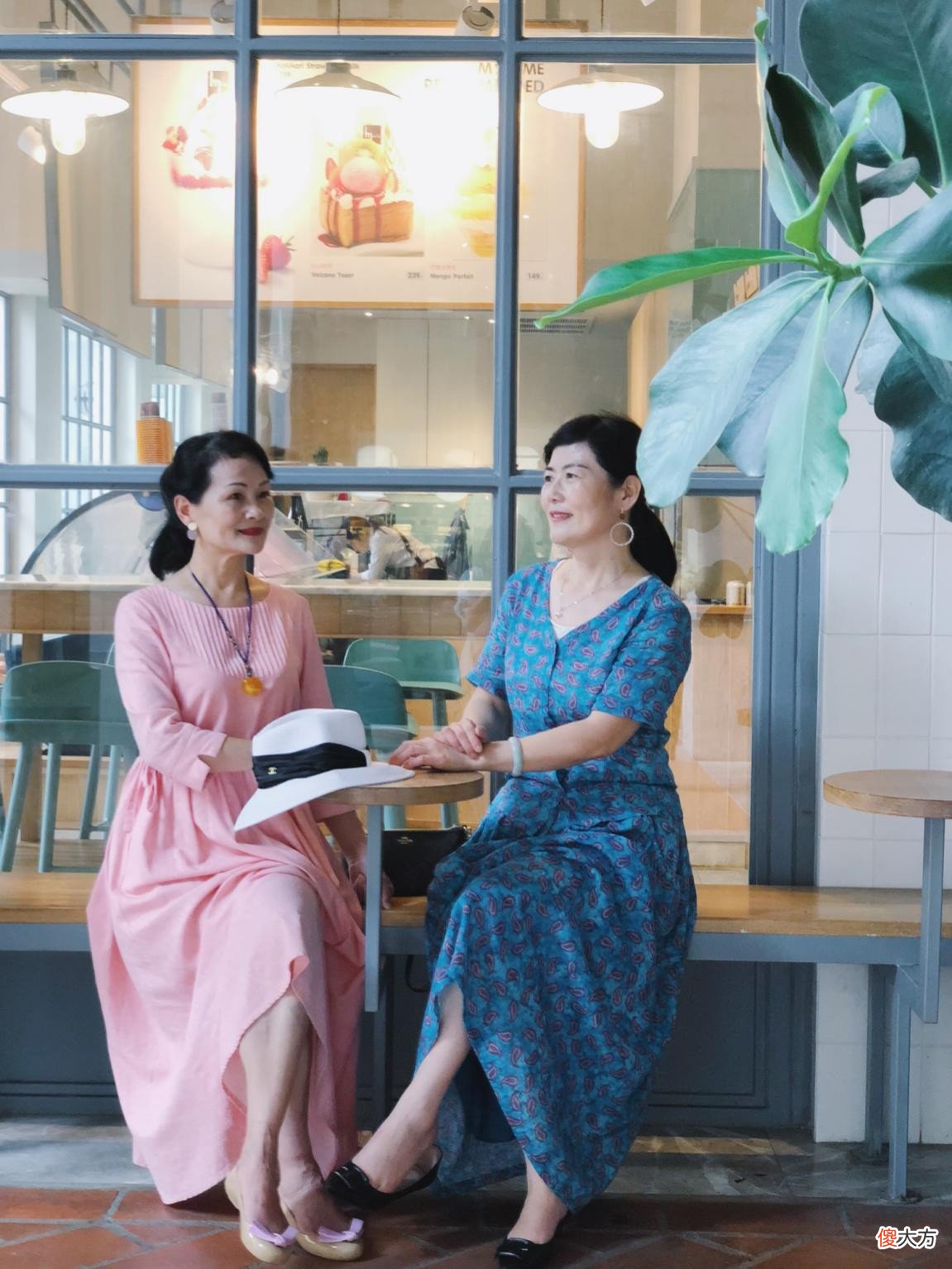 【时尚一点】年过50岁美得优雅,两位中年妈妈靠穿成赢家,这才是岁月不败美人