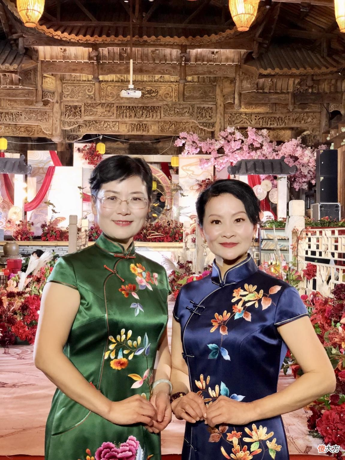 【时尚一点】年过50岁美得优雅,两位中年妈妈靠穿成赢家,这才是岁月不败美人