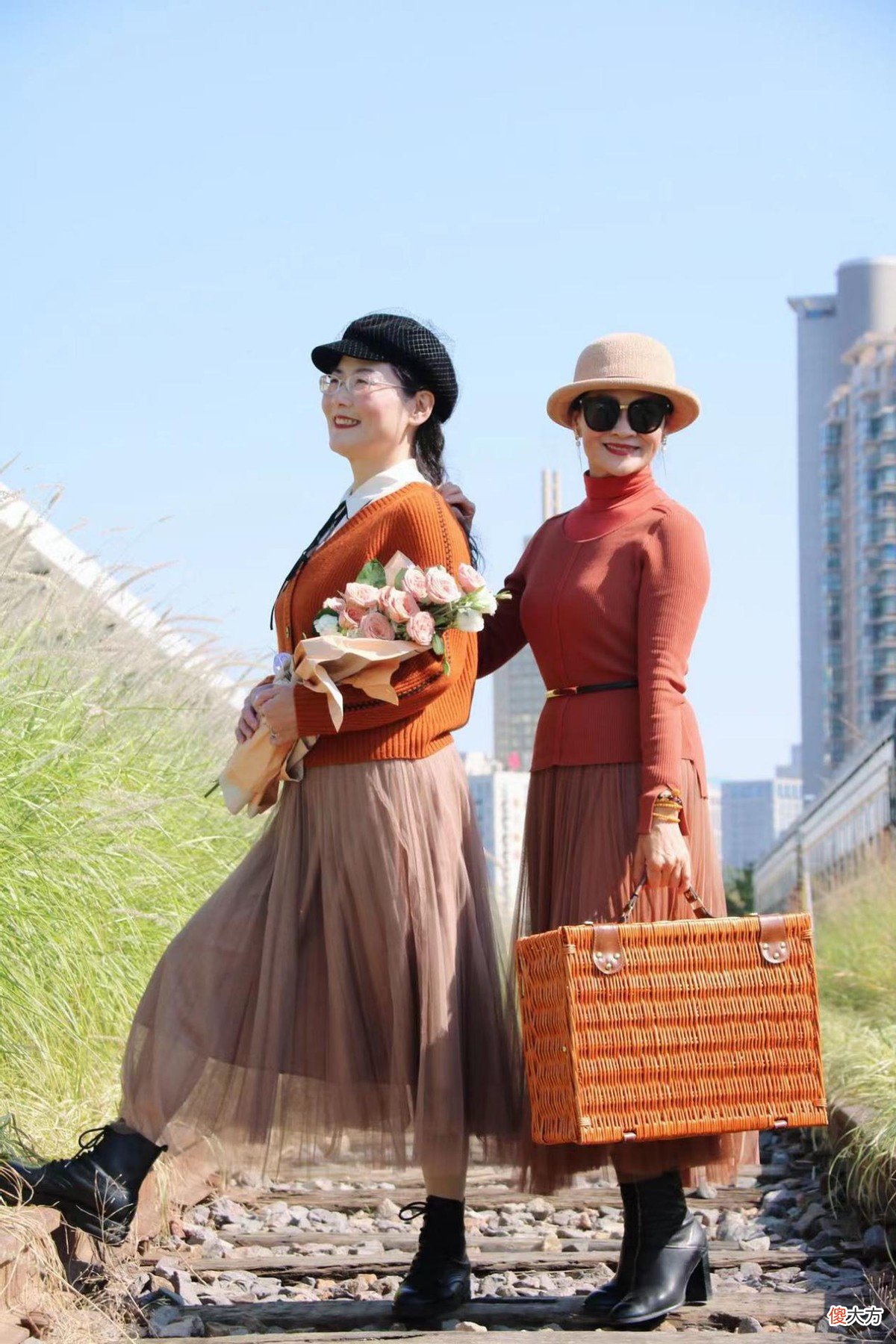 【时尚一点】年过50岁美得优雅,两位中年妈妈靠穿成赢家,这才是岁月不败美人