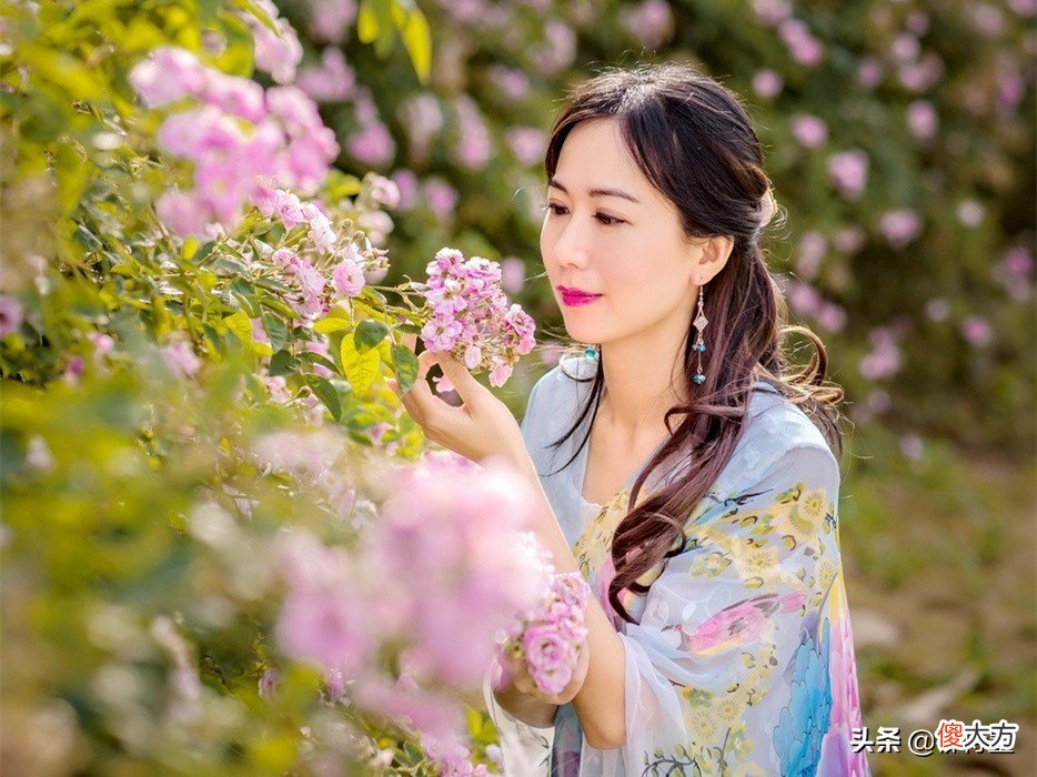 中年阿姨手机拍照 中老年阿姨拍照姿势