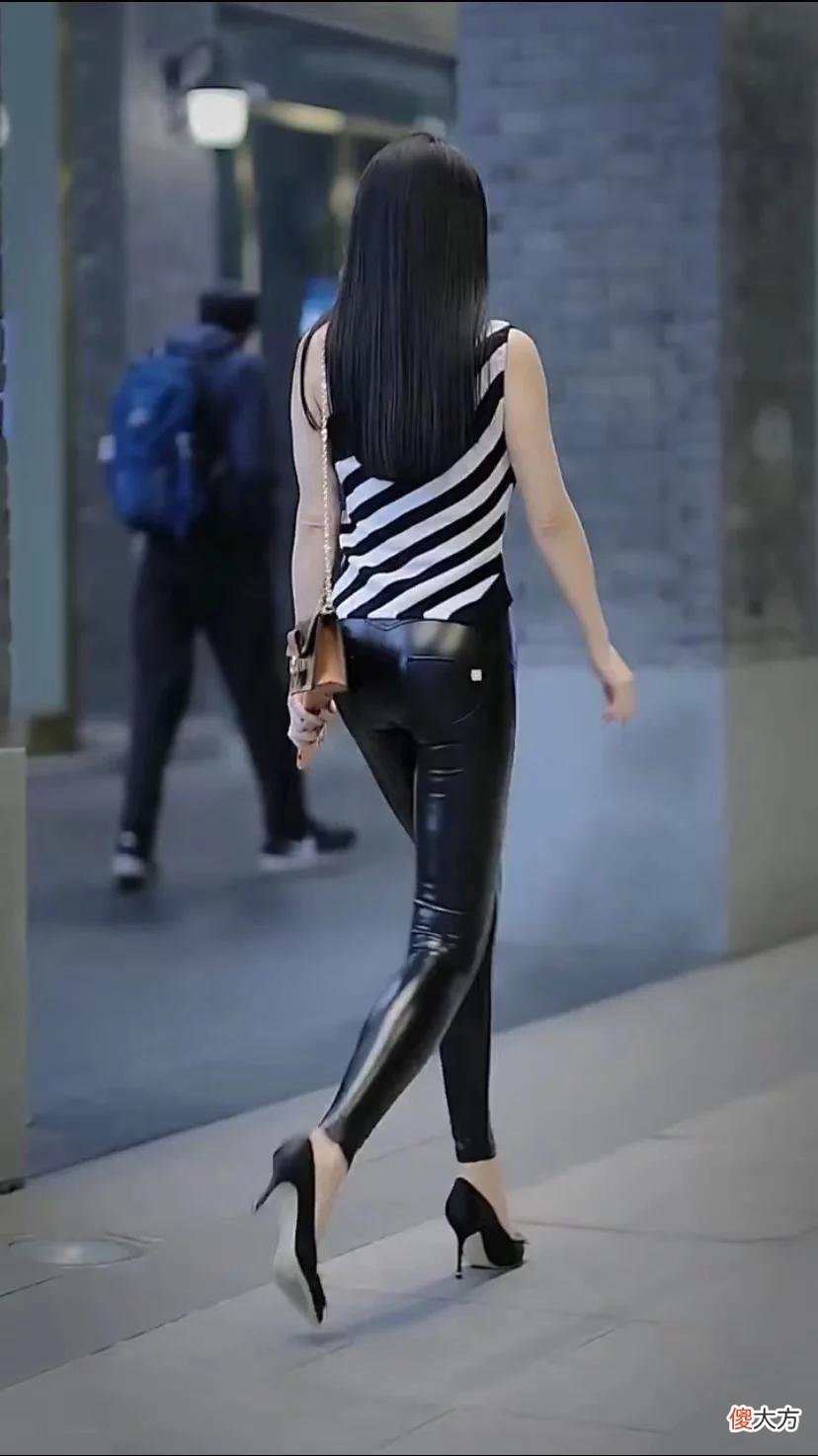 【时尚一点】靓丽美女紧身黑色皮裤与高跟鞋的穿搭，完美诠释优雅气质，简约大方