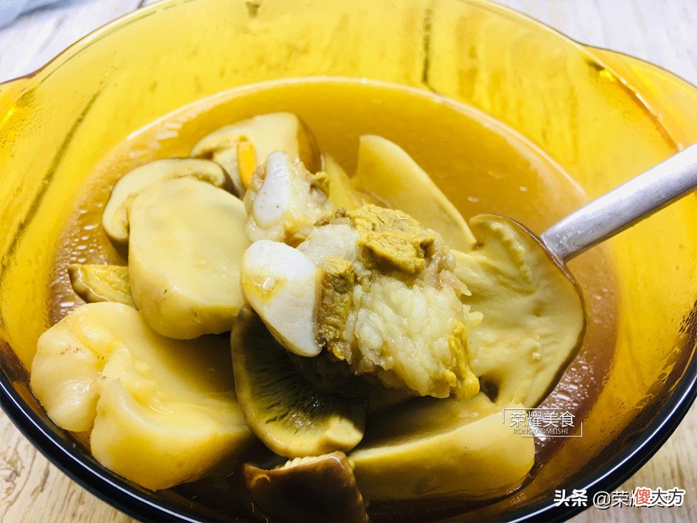春季是吃食用菌的好时节，新鲜姬松茸是广式滋补汤的好材料，真棒