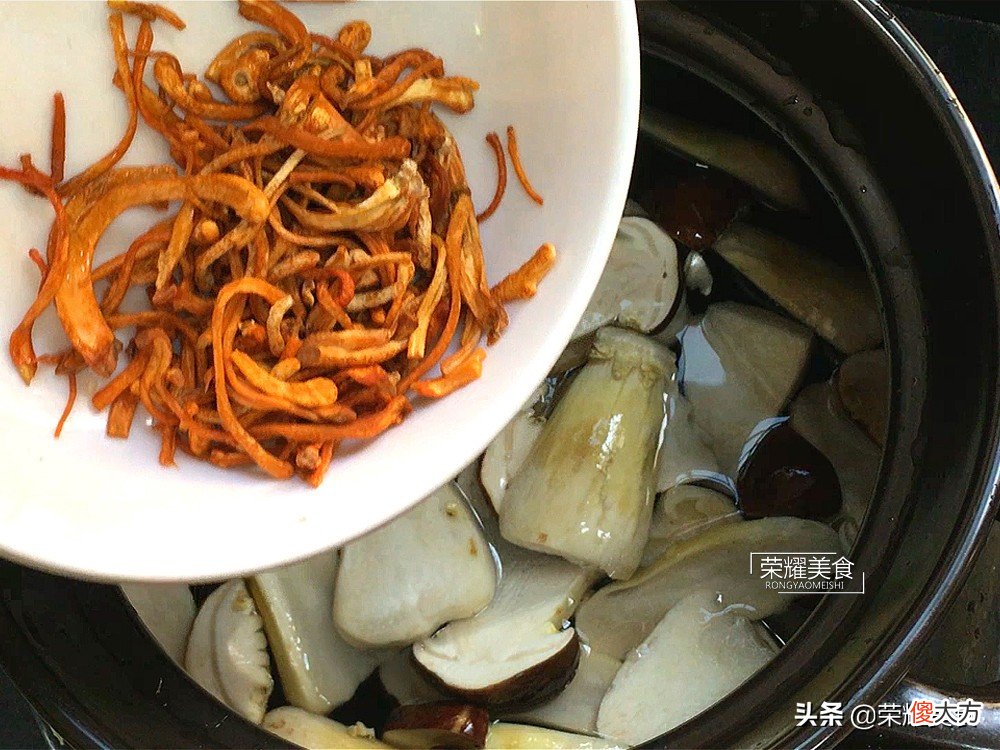 春季是吃食用菌的好时节，新鲜姬松茸是广式滋补汤的好材料，真棒