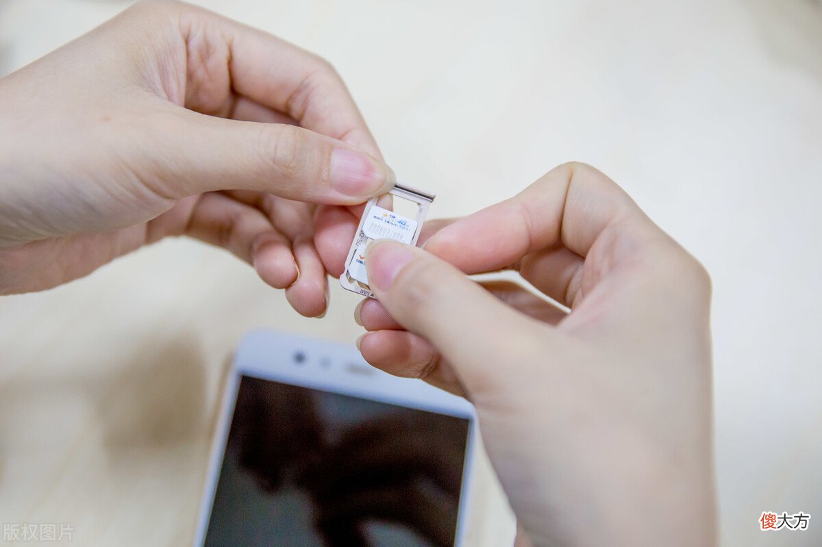 手机卡卡到卡槽里怎么办 手机卡卡到卡槽里了