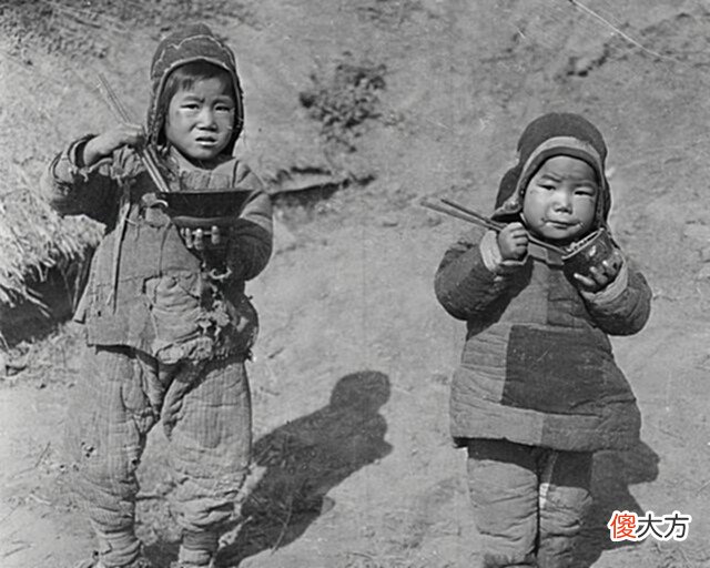 【历史故事】老照片:老汉推车带年轻女性出行,窝棚里的孩童饿得嗷嗷待哺!