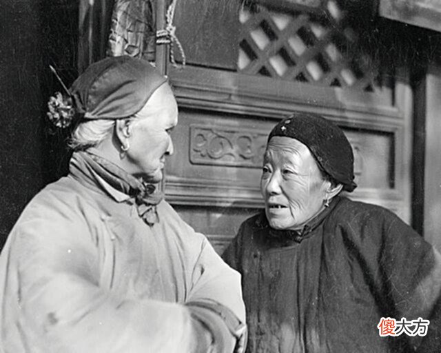 【历史故事】老照片:老汉推车带年轻女性出行,窝棚里的孩童饿得嗷嗷待哺!
