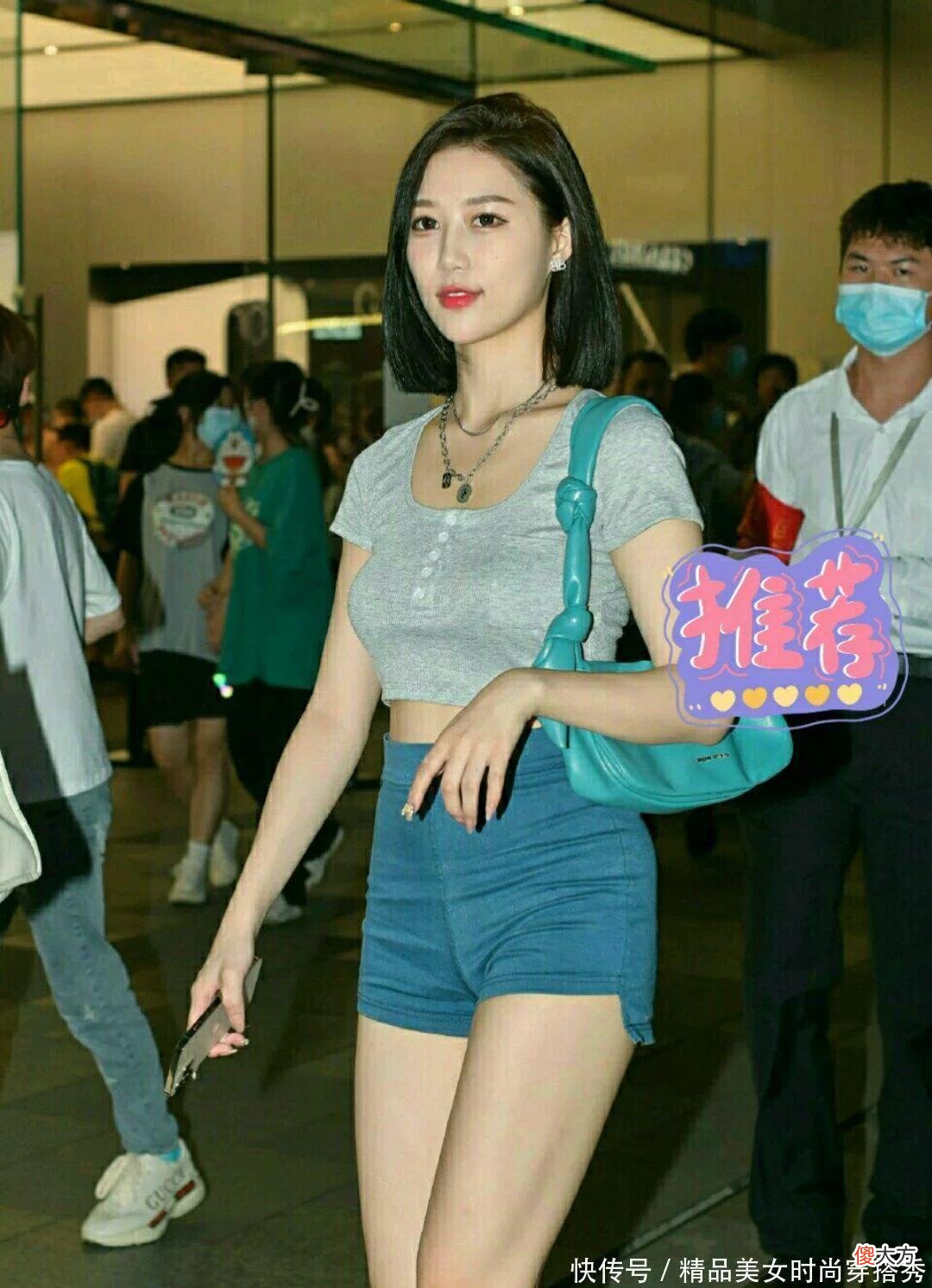 【时尚一点】短发美女晚上逛街，短袖大圆脖背心搭配毛边牛仔短裤不仅营造小蛮腰氛围感，还显腿长