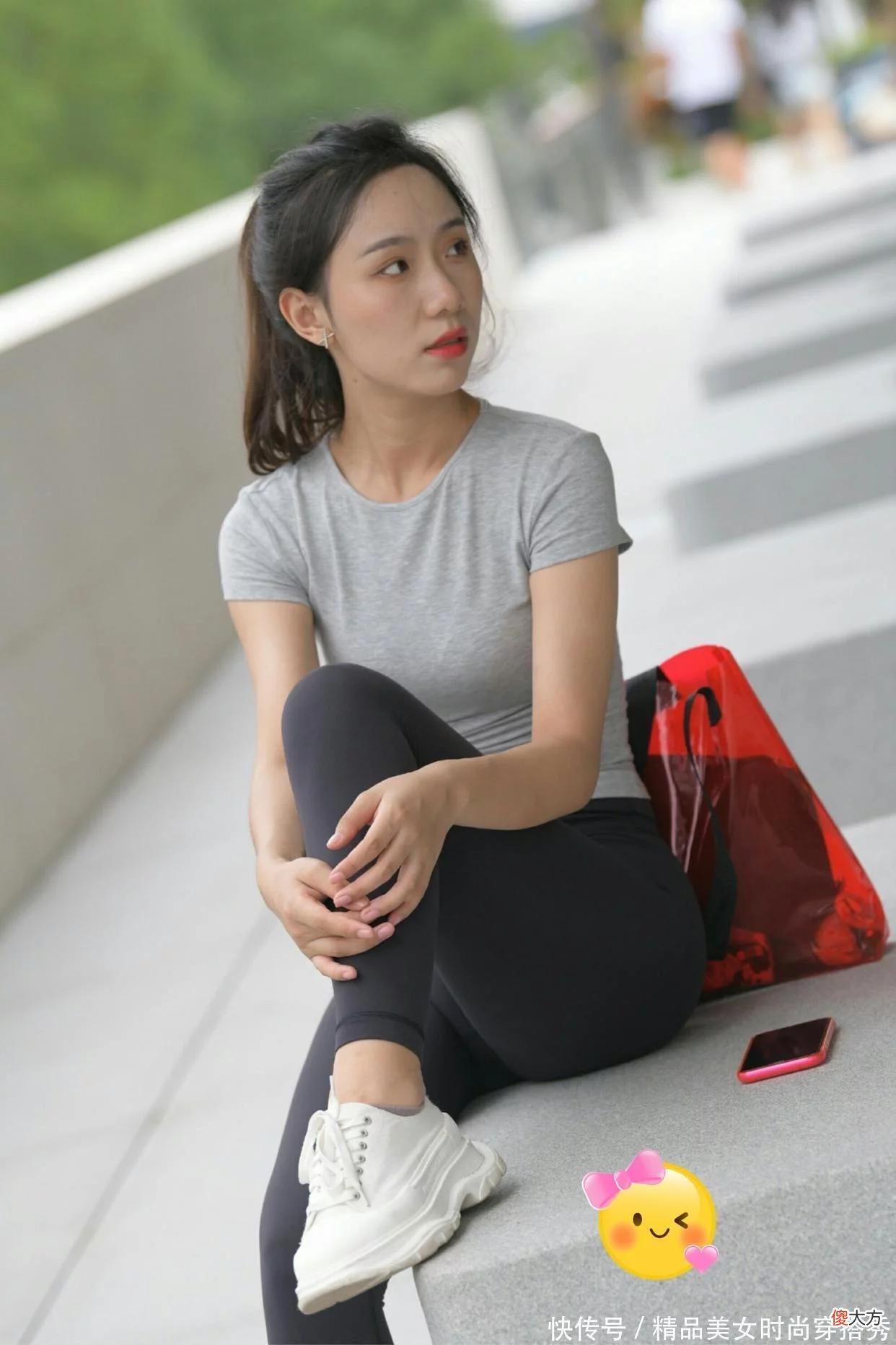 【时尚一点】烟灰色短袖背心搭配深灰色健身裤和小白运动鞋低调朴实，更体现生活美