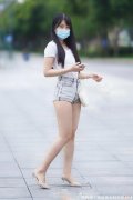 【就爱时尚】简单的白色短袖背心搭配灰白色牛仔短裤简单不花哨，但能给人干净整洁的氛围