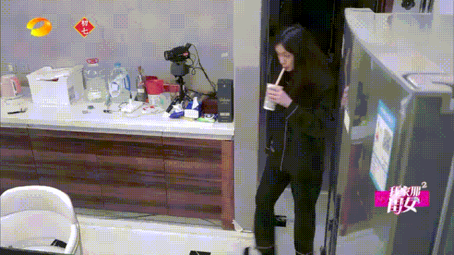不信你看腰围只有53cm的吉娜 吉娜腰围只有56cm