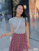 【时尚一点】微胖小姐姐灰色T恤搭配格纹半身裙，恰似邻家女孩