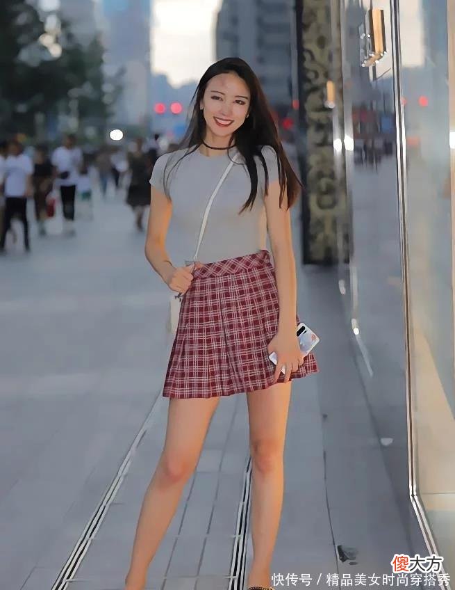 【时尚一点】微胖小姐姐灰色T恤搭配格纹半身裙，恰似邻家女孩