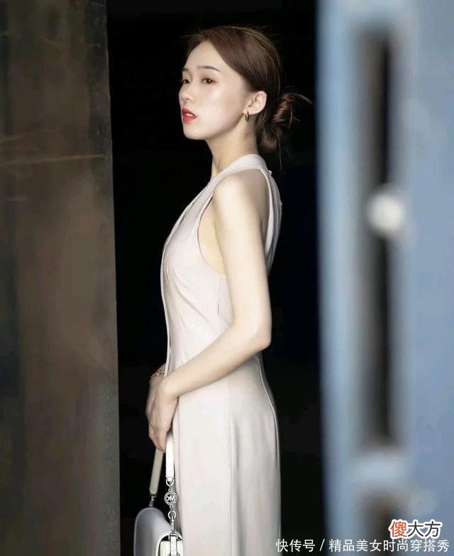 【时尚一点】女人要学会打扮自己，简单又有女人味的穿搭，可以突出自身的魅力