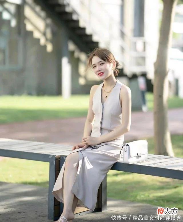 【时尚一点】女人要学会打扮自己，简单又有女人味的穿搭，可以突出自身的魅力