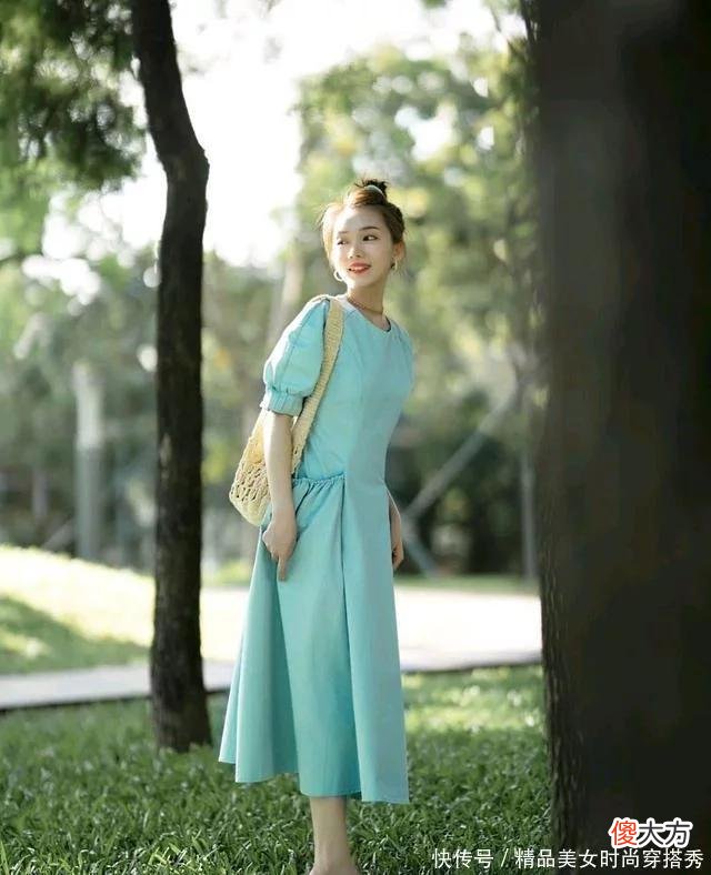 【时尚一点】女人要学会打扮自己，简单又有女人味的穿搭，可以突出自身的魅力