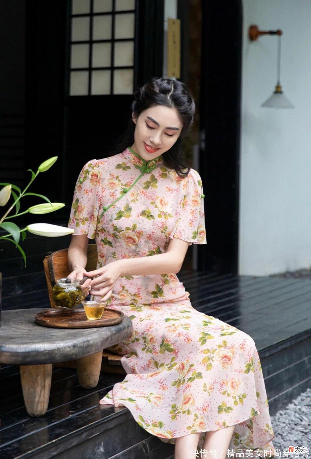 【时尚一点】复古明艳的粉色印花旗袍连衣裙，落落大方展现女性的温婉柔美