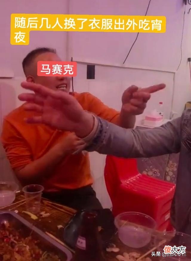 3男子喝醉酒跪地磕头结拜兄弟 男子跪下磕头