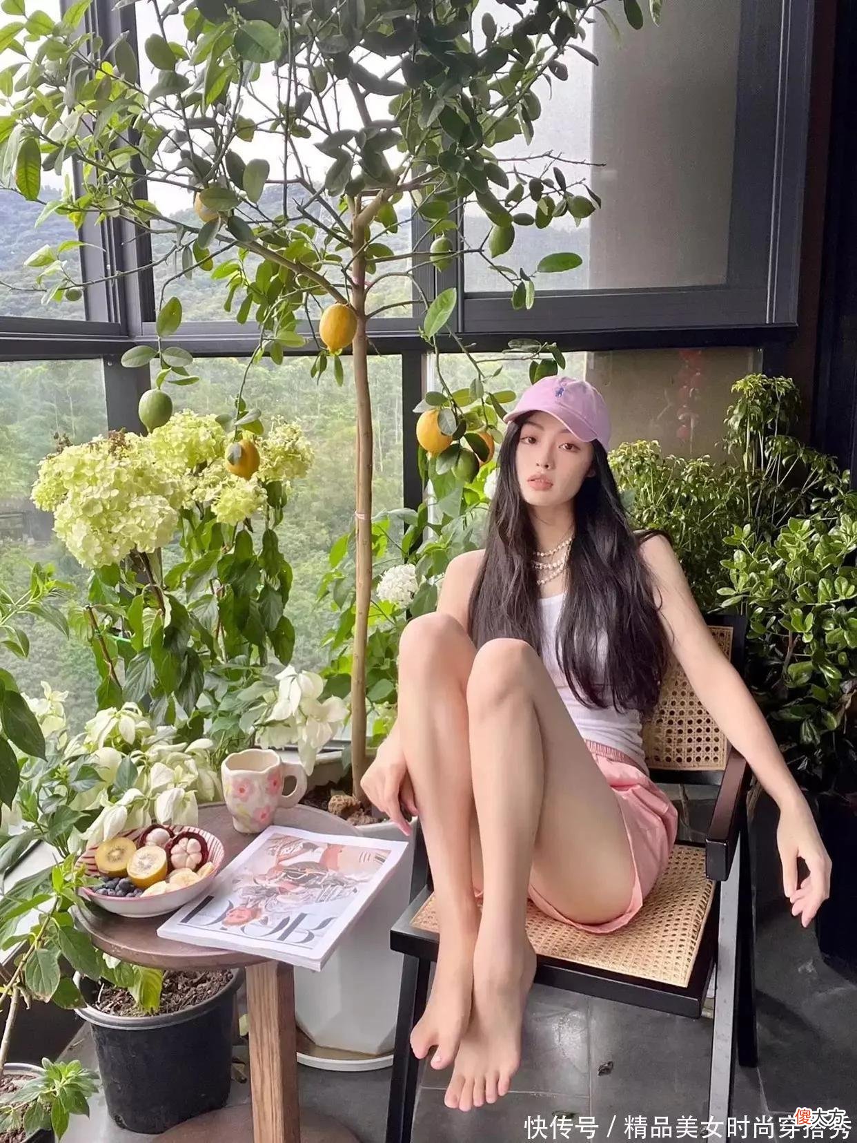 【时尚一点】清爽的米白色吊带背心搭配粉色短裤既有着少女的纯情，又有着惹眼的火辣